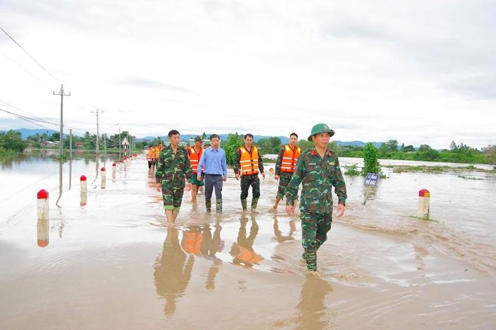Đại tá lê Thanh Tùng, Phó Chỉ huy trưởng Bộ Chỉ huy quân sự tỉnh Gia Lai chỉ đạo lực lượng vũ trang tiếp cận vị trí bị cô lập