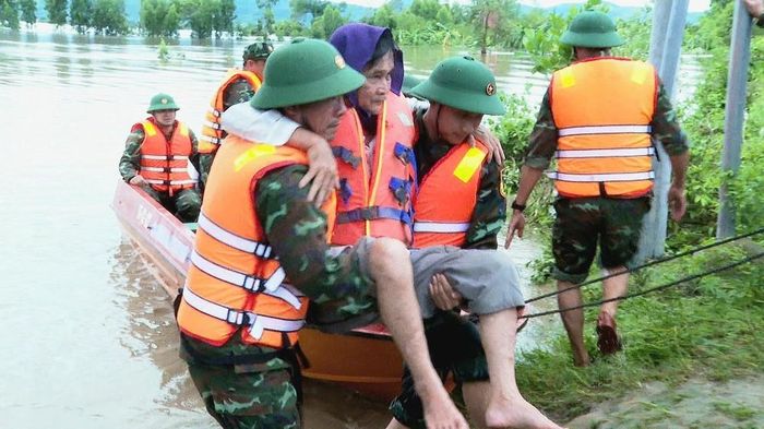 Giải cứu người dân xã Ia Tul, tỉnh Gia Lai mắc kẹt do mưa lũ