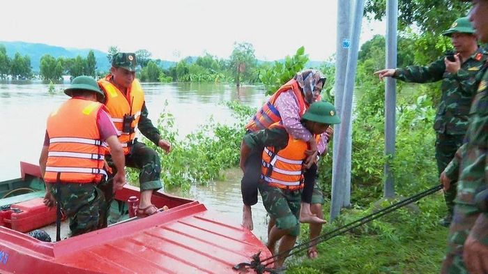Giải cứu người dân xã Ia Tul, tỉnh Gia Lai mắc kẹt do mưa lũ
