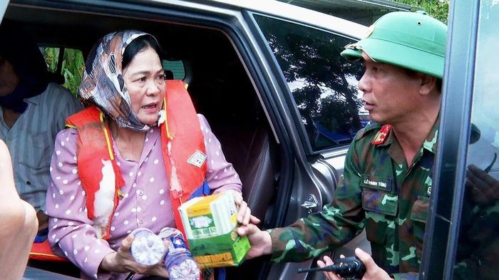 Đại tá lê Thanh Tùng, Phó Chỉ huy trưởng Bộ Chỉ huy quân sự tỉnh Gia Lai thăm hỏi, động viên người dân vừa được giải cứu vì bị mắc kẹt do mưa lũ