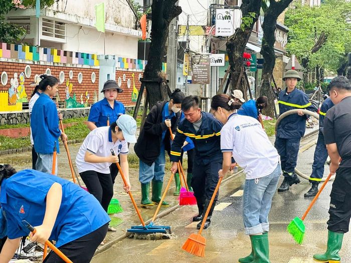 Sinh viên cùng chung tay tổng vệ sinh, khắc phục hậu quả sau mưa lũ.