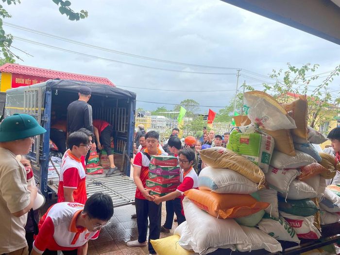 Tiếp nhận hàng cứu trợ cho những nơi bị ngập lụt sau bão.