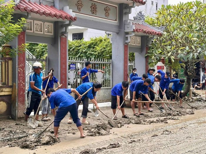 Tuổi trẻ chung tay hỗ trợ dọn dẹp đường xá, trường học khắc phục hậu quả.