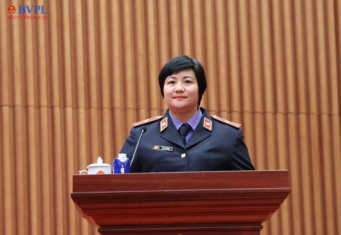  Đồng chí Mai Thị Nam, Chánh Thanh tra VKSND tối cao trình bày dự thảo chương trình hành động chuyên đề “Tăng cường công tác kiểm soát quyền lực và phòng, chống tham nhũng, lãng phí, tiêu cực trong ngành KSND” tại Hội nghị.