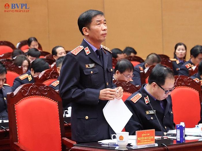  Đồng chí Nguyễn Duy Giảng, Phó Viện trưởng VKSND tối cao phát biểu, điều hành tham luận tại Hội nghị.