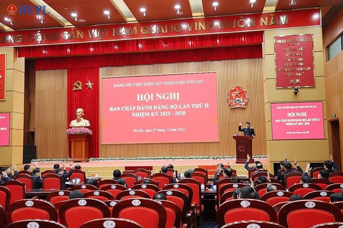  Các đại biểu biểu quyết thông qua dự thảo các chương trình hành động chuyên đề thực hiện Nghị quyết Đại hội đại biểu Đảng bộ VKSND tối cao lần thứ I, nhiệm kỳ 2025-2030.
