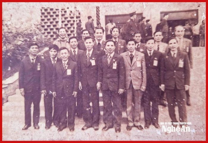 Ông Phạm Đình Được (thứ 2, trái sang ở hàng đầu) chụp ảnh cùng đoàn đại biểu Đảng bộ Nghệ Tĩnh dự Đại hội đại biểu toàn quốc lần thứ V của Đảng. Ảnh: NVCC