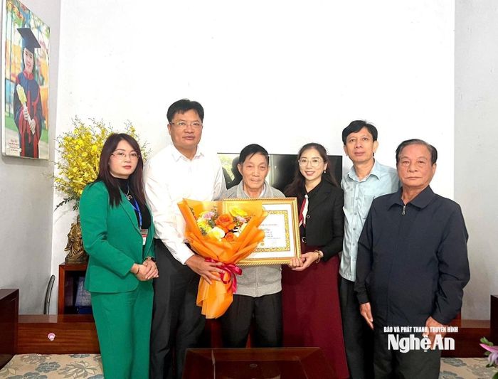 Lãnh đạo Đảng ủy phường Cửa Lò chúc mừng đảng viên Phạm Đình Được nhận huy hiệu 50 năm tuổi Đảng. Ảnh: CSCC