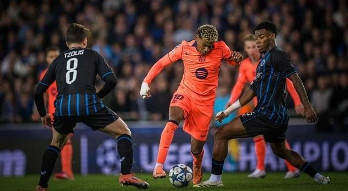Hàng thủ Club Brugge bất lực khi theo kèm Yamal.