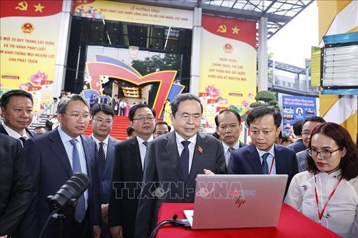 Chủ tịch Quốc hội Trần Thanh Mẫn tham quan gian trưng bày ứng dụng AI - Pháp luật, Cổng pháp luật Việt Nam. Ảnh: Doãn Tấn/TTXVN
