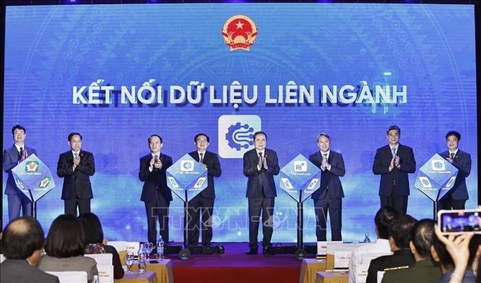 Chủ tịch Quốc hội Trần Thanh Mẫn và đại biểu thực hiện nghi thức bấm nút ra mắt phiên bản chính thức của Cổng Pháp luật quốc gia. Ảnh: Doãn Tấn/TTXVN
