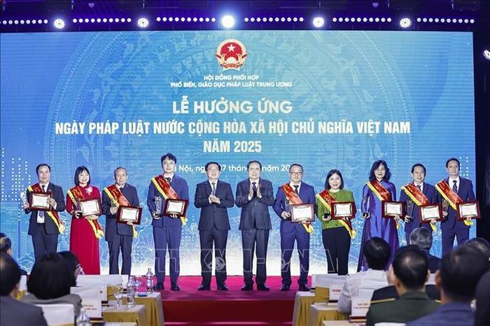 Chủ tịch Quốc hội Trần Thanh Mẫn tôn vinh Gương sáng pháp luật lần thứ Ill. Ảnh: Doãn Tấn/TTXVN