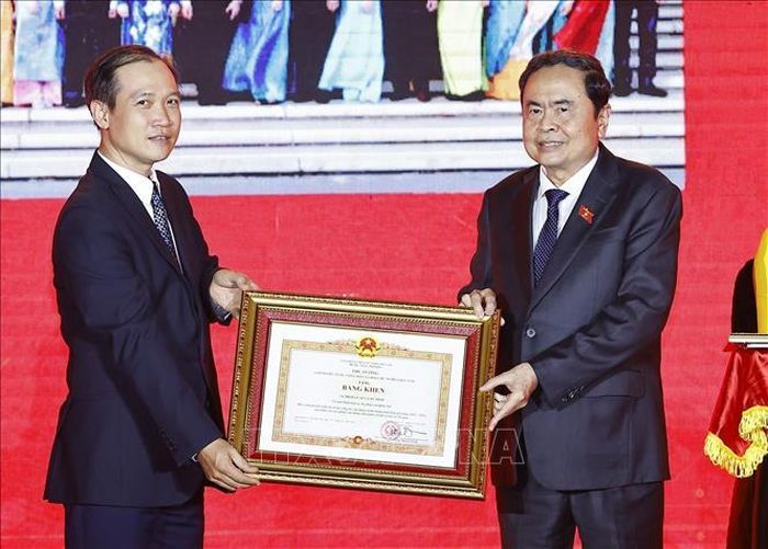 Chủ tịch Quốc hội Trần Thanh Mẫn trao Bằng khen của Thủ tướng Chính phủ cho các tập thể, cá nhân có thành tích xuất sắc. Ảnh: Doãn Tấn/TTXVN