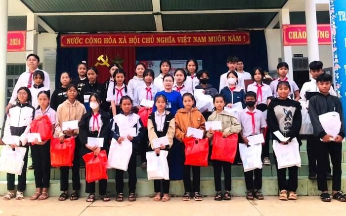 Giáo viên và học sinh Trường THCS Ngô Gia Tự, xã Cư Pơng, tỉnh Đắk Lắk