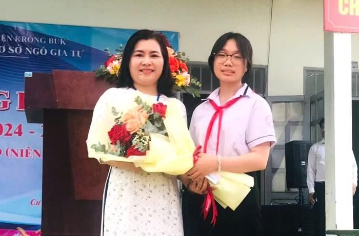 Cô Nguyễn Thị Phương Thanh - Hiệu trường THCS Ngô Gia Tự - nhận hoa chúc mừng từ học sinh của trường