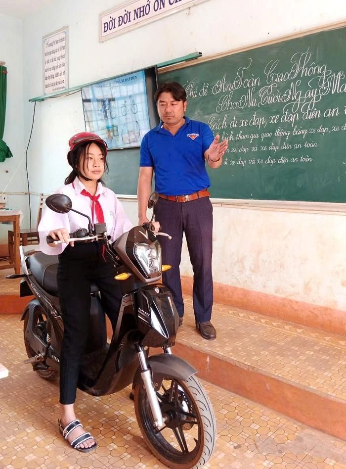 1 tiết học khác - hướng dẫn an toàn giao thông cho học sinh tại trường THCS Ngô Gia Tự