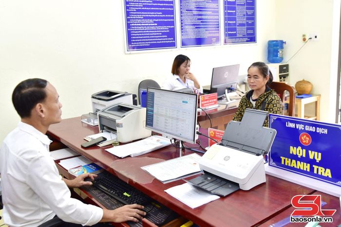 Cán bộ Trung tâm Phục vụ hành chính công xã Xuân Nha giải quyết thủ tục hành chính cho nhân dân.