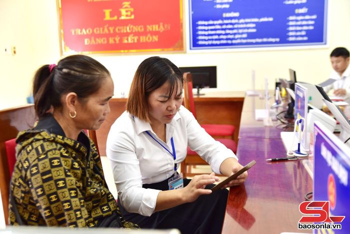 Cán bộ Trung tâm Phục vụ hành chính công xã Xuân Nha hướng dẫn nhân dân nộp hồ sơ trên Cổng dịch vụ công trực tuyến.