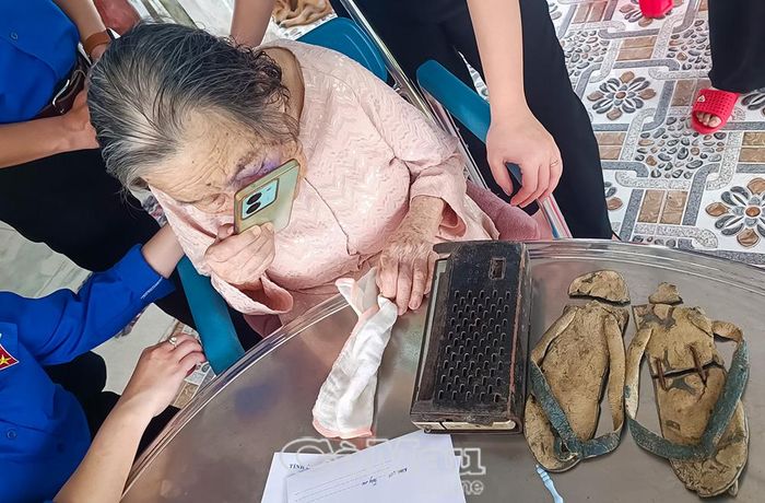Bên những kỷ vật, mẹ VNAH Nguyễn Thị Lê kể cho tuổi trẻ hôm nay câu chuyện quá khứ, cùng gửi gắm "phải luôn phấn đấu theo Đảng".