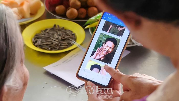 Di ảnh chồng và người con trai mẹ VNAH Nguyễn Thị Lê được phục hồi bằng kỹ thuật số vào năm ngoái.