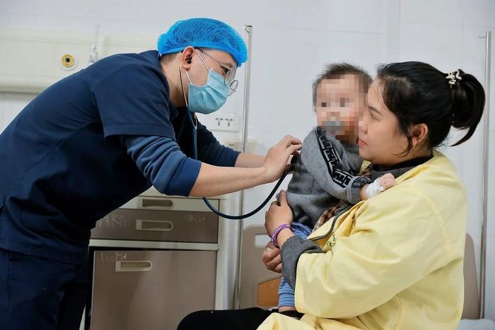Bác sĩ thăm khám cho bệnh nhi mắc cúm A đang điều trị tại Khoa Nhi, Bệnh viện Bệnh nhiệt đới Trung ương. Ảnh tư liệu: Minh Quyết – TTXVN