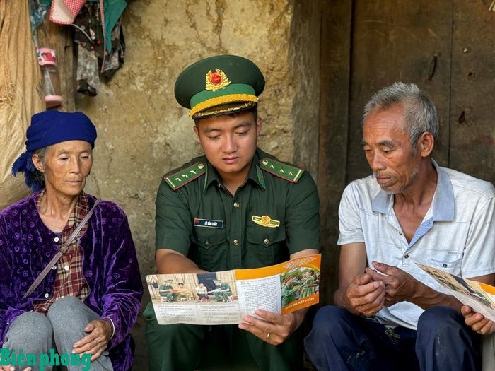 Cán bộ, chiến sĩ Đồn Biên phòng Vàng Ma Chải quyên góp tiền mua máy tuốt lúa hỗ trợ nhân dân thu hoạch mùa. Ảnh: Biên Cương
