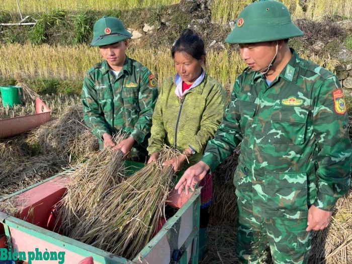 Cán bộ Đồn Biên phòng Vàng Ma Chải tuyên truyền, phổ biến pháp luật cho nhân dân địa phương. Ảnh: Biên Cương