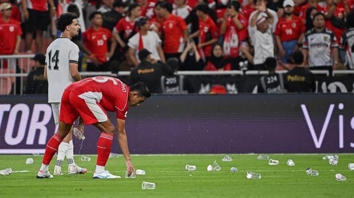 CĐV Indonesia ném đầy rẫy chai lọ xuống sân sau trận gặp Iraq (Ảnh: Bola)