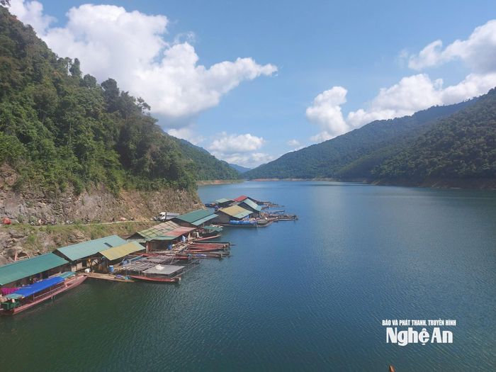 Nuôi cá trên lòng hồ thủy điện là sinh kế mang lại thu nhập khá cho người dân. Ảnh: Tiến Hùng