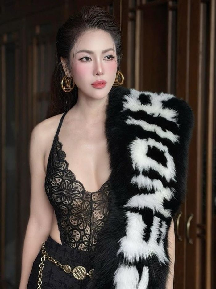 Quế Vân lựa chọn trang phục gợi cảm và đã thuê nhà gần địa điểm tổ chức để tiện di chuyển.