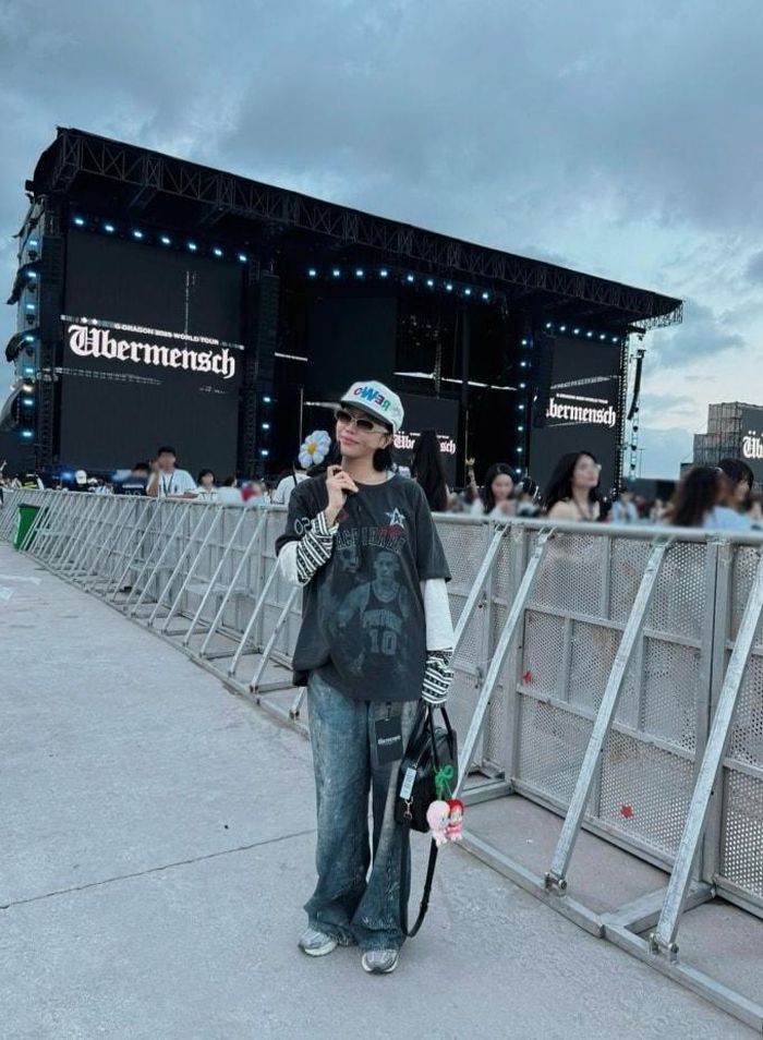 Nữ diễn viên chuẩn bị sticker hoa cúc để cổ vũ G-Dragon.
