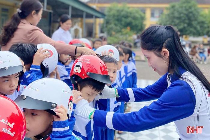  Đội mũ bảo hiểm đúng quy định cho trẻ khi tham gia giao thông là trách nhiệm của người lớn. 