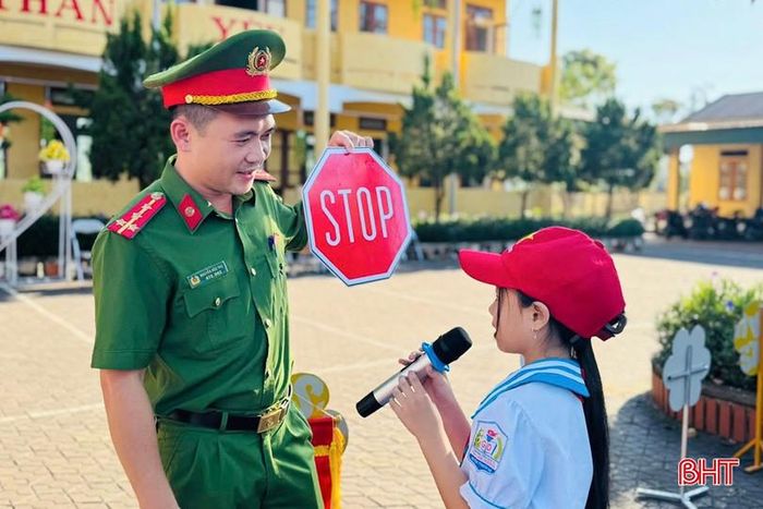  Các trường học ở Hà Tĩnh tăng cường phối hợp lực lượng chức năng phổ biến, tuyên truyền, giáo dục pháp luật về an toàn giao thông cho học sinh. 