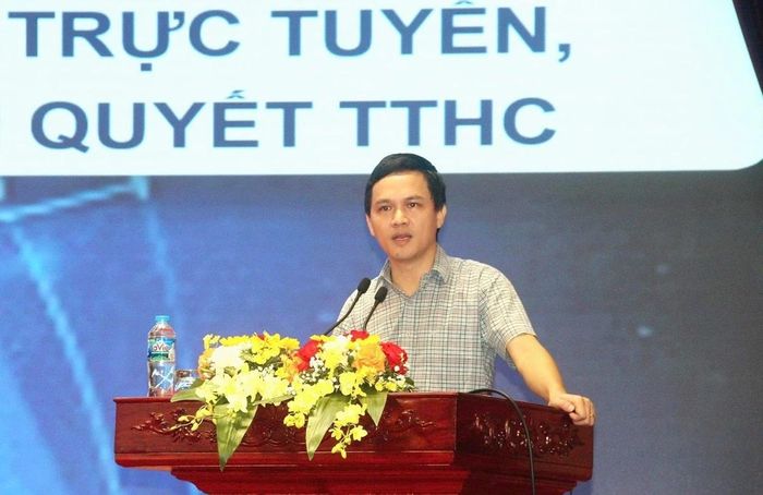 Đại diện Trung tâm Phục vụ hành chính công tỉnh truyền đạt các nội dung tại hội nghị.