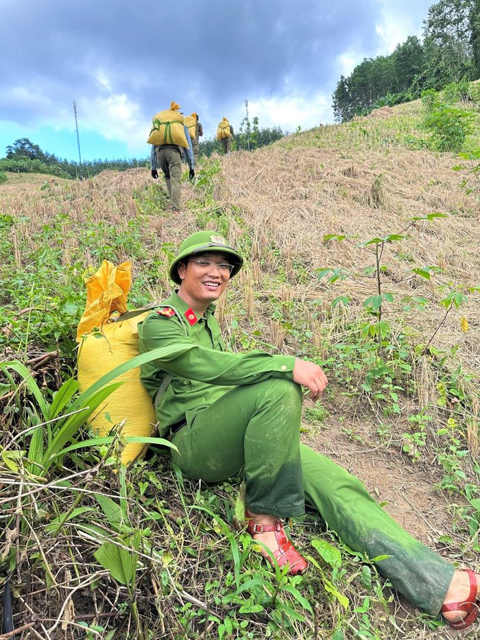 Sau một ngày làm việc vất vả, cán bộ, chiến sĩ Công an xã Đắc Pring vẫn lạc quan với tinh thần "Vì nhân dân phục vụ". Ảnh: LÊ LINH