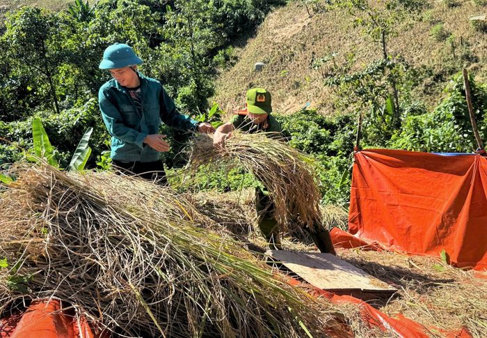 Sự kết hợp giữa lực lượng Công an và dân quân, tạo nên hình ảnh đẹp hỗ trợ người dân khó khăn sau mưa lũ. Ảnh: LÊ LINH