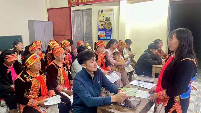 Đại biểu HĐND xã Phong Thổ Lý Thị Hương thường xuyên nắm tình hình trong các buổi họp bản để có những ý kiến kiến nghị phù hợp.