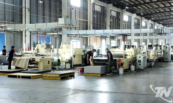 Nhà máy sản xuất tấm lát sàn PVC mới được đầu tư xây dựng, đưa vào hoạt động tại Khu công nghiệp Sông Công II, góp phần nâng cao giá trị sản xuất công nghiệp, xuất khẩu hàng hóa trên địa bàn tỉnh.