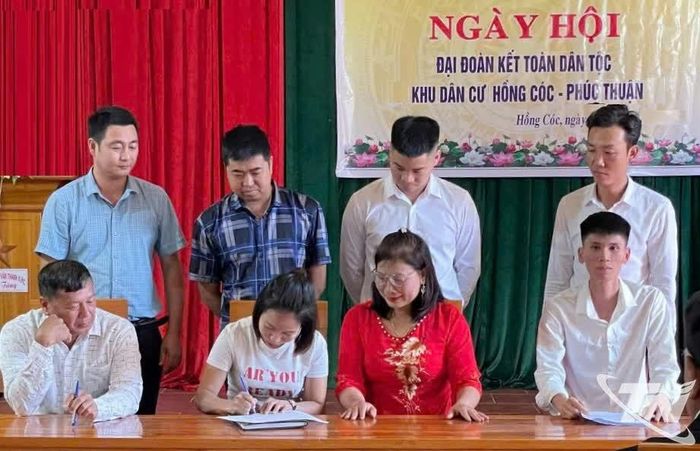 Đại diện các đoàn thể tổ dân phố Hồng Cóc ký giao ước thi đua xây dựng khu dân cư tiên tiến.