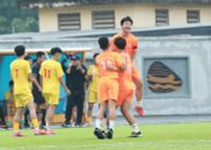 ... khi họ vượt qua cựu Á quân THPT Thạch Thất tới 6-0