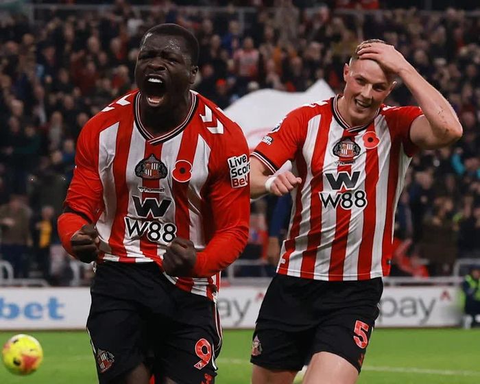 Brobbey gỡ hòa 2-2 cho Sunderland