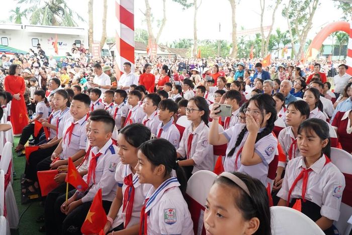 Học sinh xã Hạnh Lâm, Nghệ An tại buổi lễ Khởi công. Ảnh: Bích Huệ - TTXVN