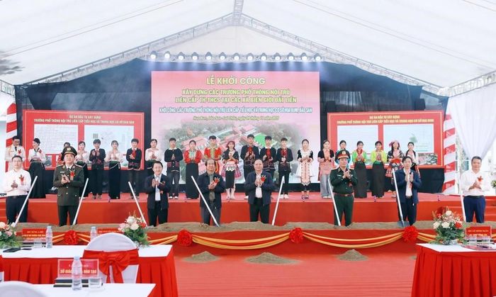 Các đồng chí lãnh đạo thực hiện nghi thức khởi công xây dựng các trường Phổ thông nội trú liên cấp tiểu học và trung học cơ sở Hua Bum và Dào San tỉnh Lai Châu. Ảnh: Quý Trung - TTXVN