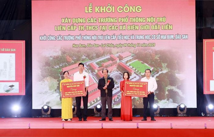 Bộ trưởng Bộ Giáo dục và Đào tạo Nguyễn Kim Sơn tặng 2000 quyển sách cho thư viện trường TH và THCS Hua Bum và trường TH- THCS Dào San. Ảnh: Quý Trung – TTXVN