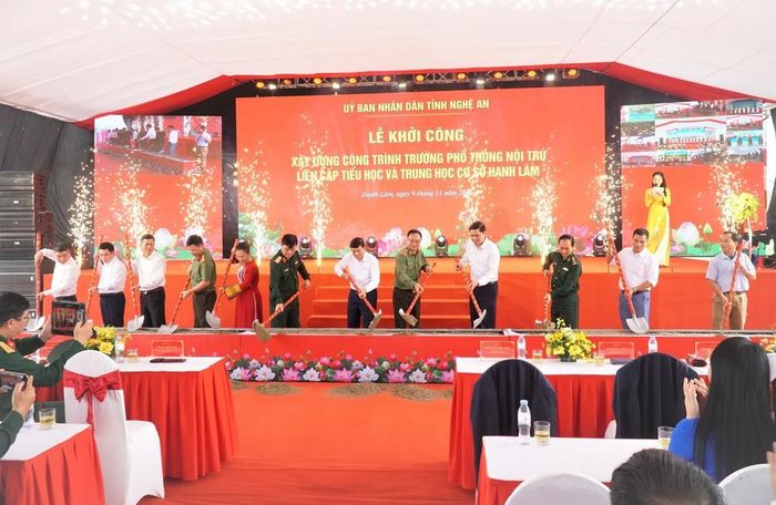 Các đại biểu thực hiện nghi thức lễ động thổ Khởi công 9 trường phổ thông nội trú liên cấp Tiểu học và Trung học cơ sở tại các xã biên giới đất liền Nghệ An. Ảnh: Bích Huệ - TTXVN