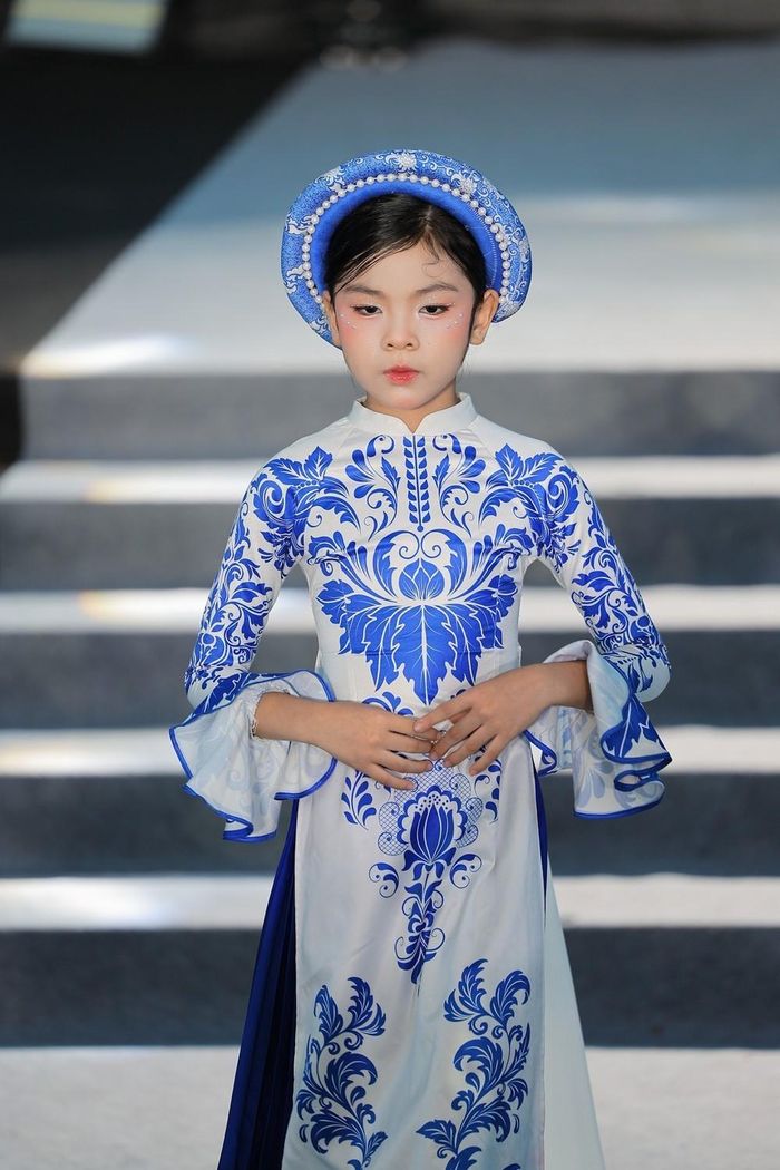 Người mẫu nhí trình diễn áo dài trong bộ sưu tập của nhà thiết kế Nhật Thực tại Chương trình