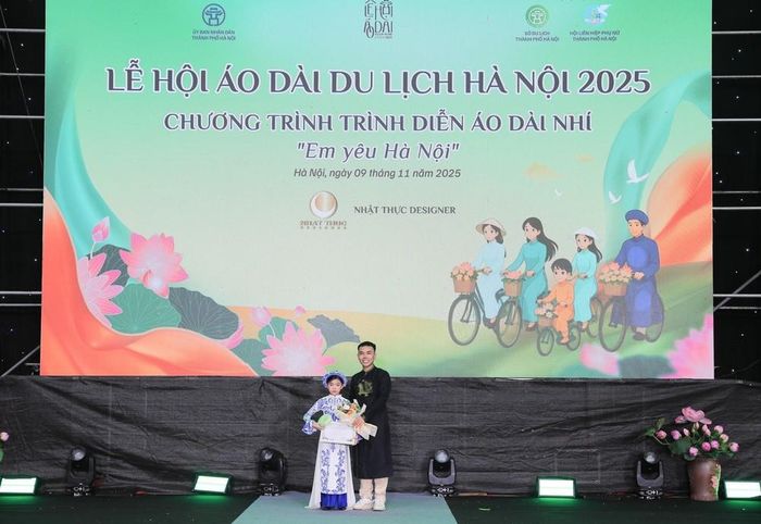 NTK Nhật Thực trao giấy chứng giấy chứng nhận và kỷ niệm chương cho người mẫu nhí đồng hành của chương trình