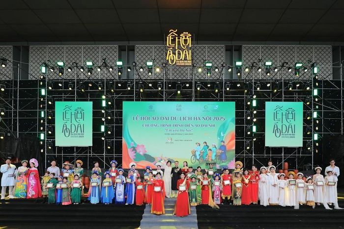 Đại diện Trung tâm TT&amp;XT Du lịch Hà Nội và ông Tuấn Anh, CEO Hakuaikids và NTK Nhật Thực trao giấy chứng nhận cho người mẫu tham dự chương trình của sở du lịch thành phố Hà Nội