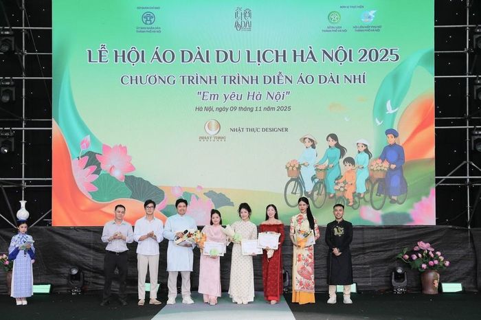 Đại diện Trung tâm TT&amp;XT Du lịch Hà Nội và ông Tuấn Anh, CEO Hakuaikids lên trao giấy chứng nhận và kỷ niệm chương cho đơn vị tài trợ và đồng hành của chương trình