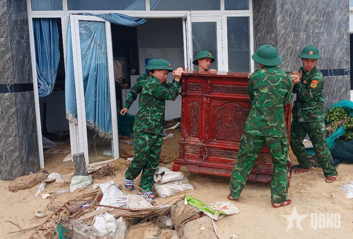  Cán bộ, chiến sĩ Đồn Biên phòng Cát Khánh giúp nhân dân khắc phục hậu quả bão số 13. 